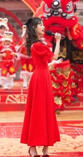陈都灵超美红衣长裙参加节目舞台写真，身材婀娜，楚楚动人