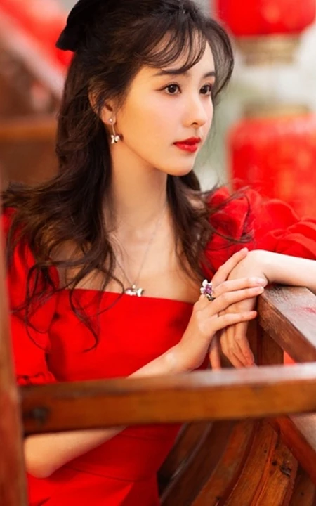 陈都灵超美红衣长裙参加节目舞台写真，身材婀娜，楚楚动人