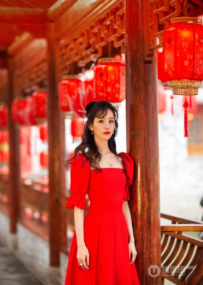 陈都灵超美红衣长裙参加节目舞台写真，身材婀娜，楚楚动人