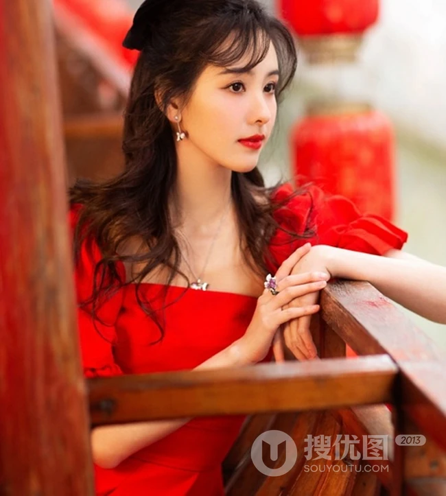 陈都灵超美红衣长裙参加节目舞台写真，身材婀娜，楚楚动人