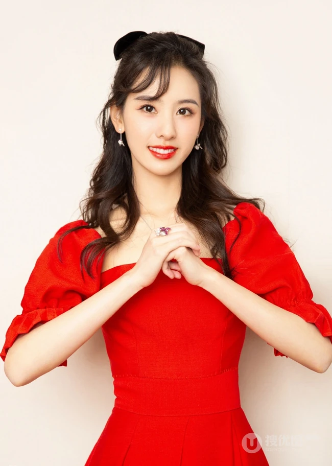 陈都灵超美红衣长裙参加节目舞台写真，身材婀娜，楚楚动人