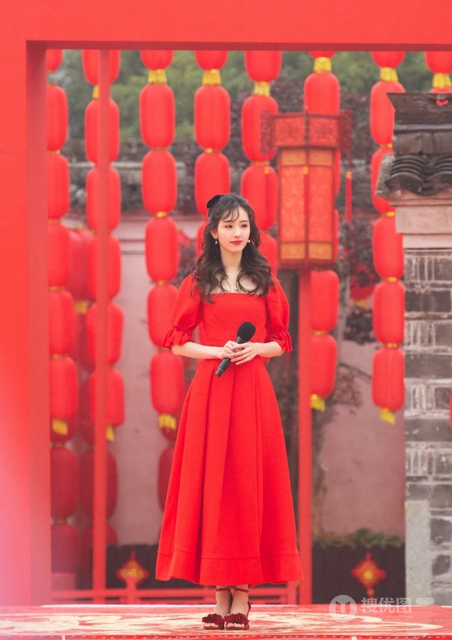 陈都灵超美红衣长裙参加节目舞台写真，身材婀娜，楚楚动人