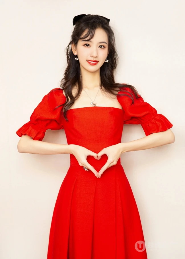 陈都灵超美红衣长裙参加节目舞台写真，身材婀娜，楚楚动人