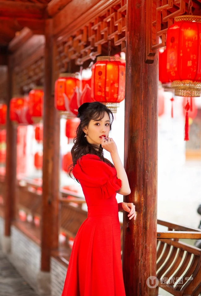 陈都灵超美红衣长裙参加节目舞台写真，身材婀娜，楚楚动人