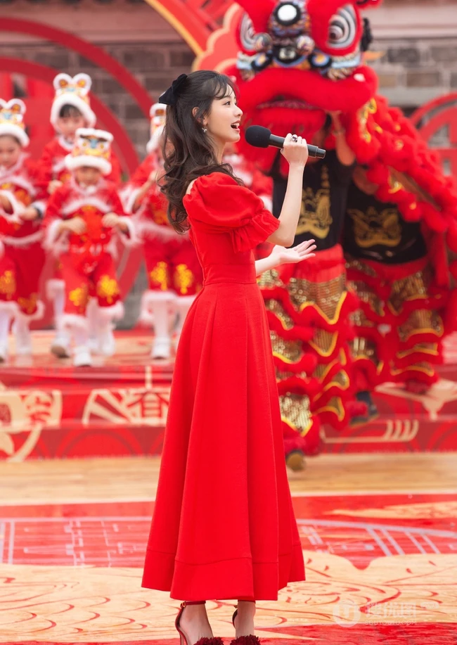 陈都灵超美红衣长裙参加节目舞台写真，身材婀娜，楚楚动人