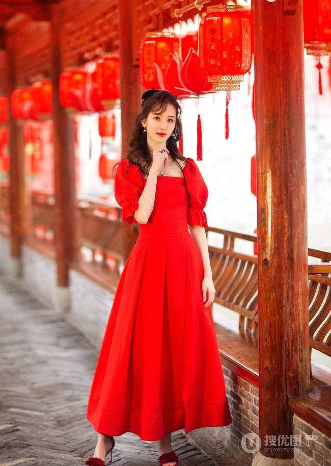 陈都灵超美红衣长裙参加节目舞台写真，身材婀娜，楚楚动人