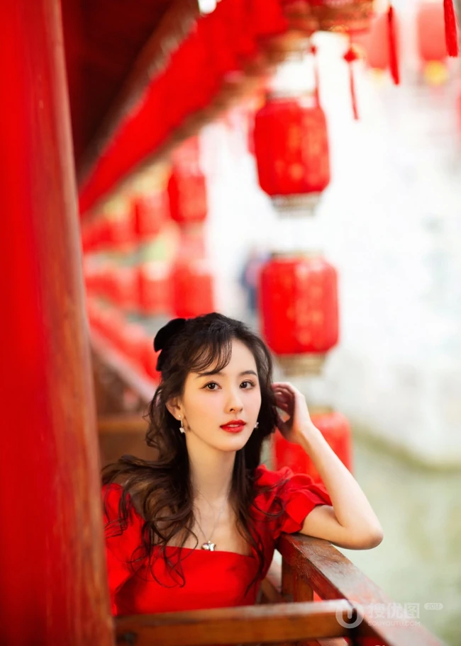 陈都灵超美红衣长裙参加节目舞台写真，身材婀娜，楚楚动人
