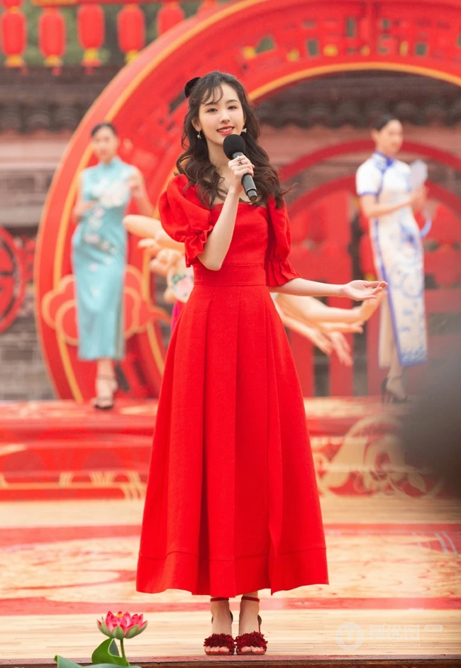 陈都灵超美红衣长裙参加节目舞台写真，身材婀娜，楚楚动人