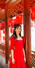 陈都灵超美红衣长裙参加节目舞台写真，身材婀娜，楚楚动人