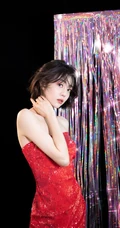 女明星李溪芮短发造型亮相，一袭连衣礼裙红裙妖媚且动人