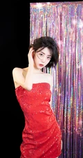 女明星李溪芮短发造型亮相，一袭连衣礼裙红裙妖媚且动人