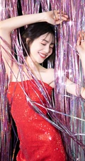 女明星李溪芮短发造型亮相，一袭连衣礼裙红裙妖媚且动人