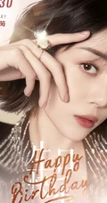 女明星李溪芮短发造型亮相，一袭连衣礼裙红裙妖媚且动人