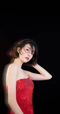 女明星李溪芮短发造型亮相，一袭连衣礼裙红裙妖媚且动人