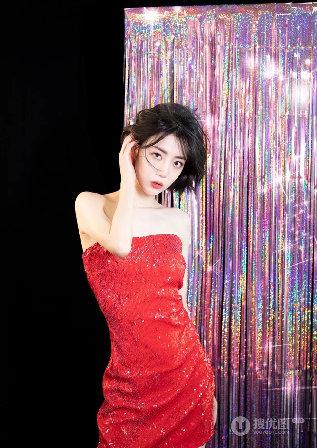 女明星李溪芮短发造型亮相，一袭连衣礼裙红裙妖媚且动人