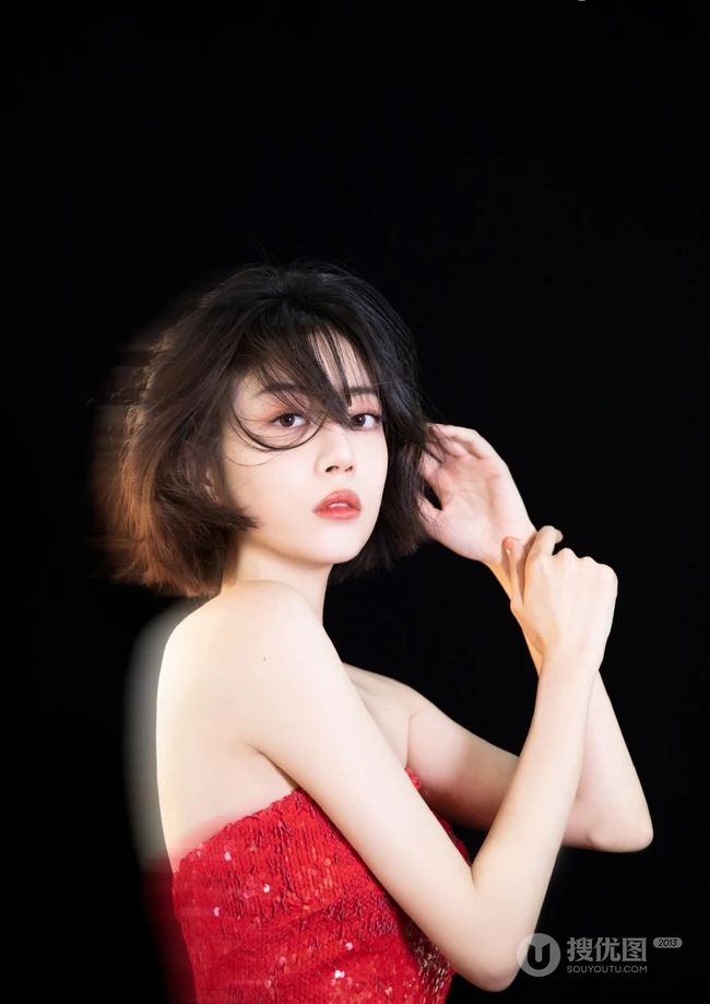 女明星李溪芮短发造型亮相，一袭连衣礼裙红裙妖媚且动人