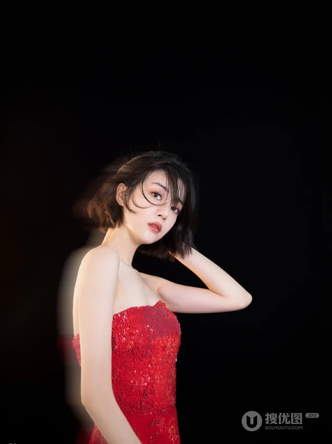 女明星李溪芮短发造型亮相，一袭连衣礼裙红裙妖媚且动人