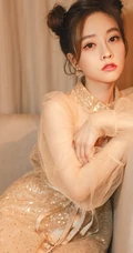冯提莫双丸子头造型现身某节目，闪亮彩妆加黄裙，超可爱动人