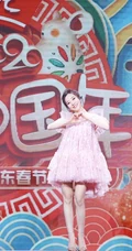 冯提莫双丸子头造型现身某节目，闪亮彩妆加黄裙，超可爱动人