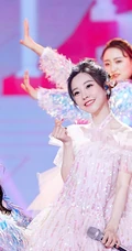 冯提莫双丸子头造型现身某节目，闪亮彩妆加黄裙，超可爱动人