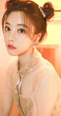冯提莫双丸子头造型现身某节目，闪亮彩妆加黄裙，超可爱动人