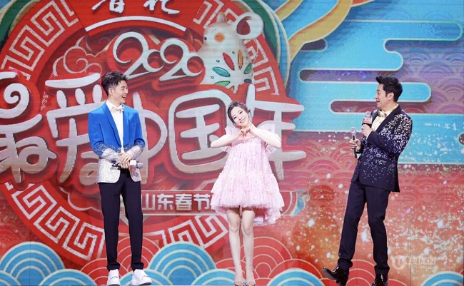 冯提莫双丸子头造型现身某节目，闪亮彩妆加黄裙，超可爱动人