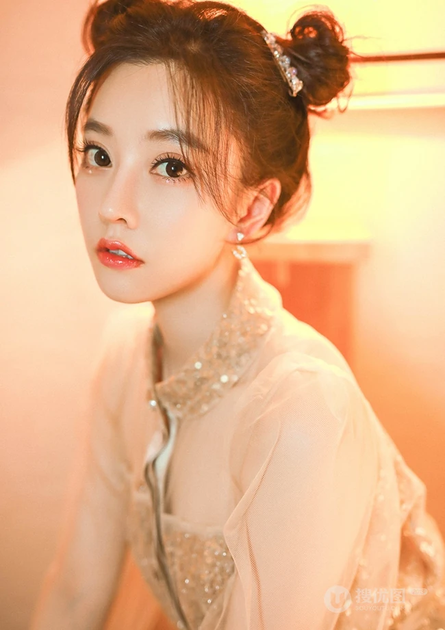 冯提莫双丸子头造型现身某节目，闪亮彩妆加黄裙，超可爱动人