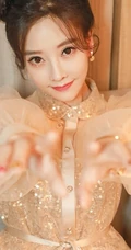 冯提莫双丸子头造型现身某节目，闪亮彩妆加黄裙，超可爱动人