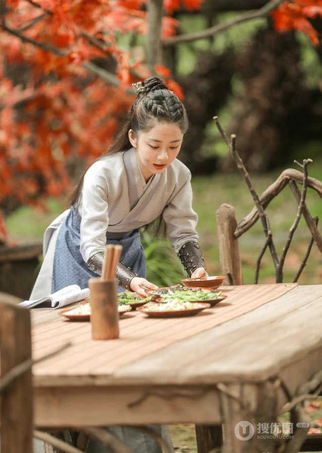 谭松韵《锦衣之下》个人剧照图片，谭松韵饰演的袁今夏唯美剧照