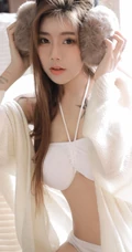 气质柔美白皙长发纹身女生白色肩带家居服套装室内写真图集