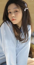 喜欢和适合的美好清纯女孩，白皙粉唇女生居家室内写真图集