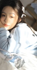 喜欢和适合的美好清纯女孩，白皙粉唇女生居家室内写真图集