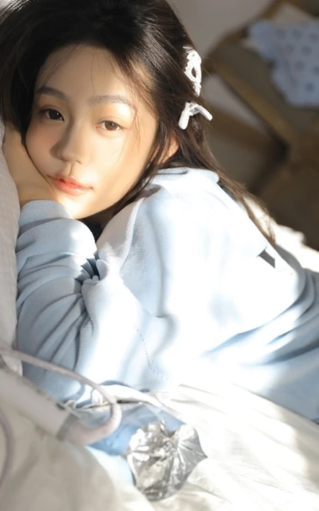 喜欢和适合的美好清纯女孩，白皙粉唇女生居家室内写真图集