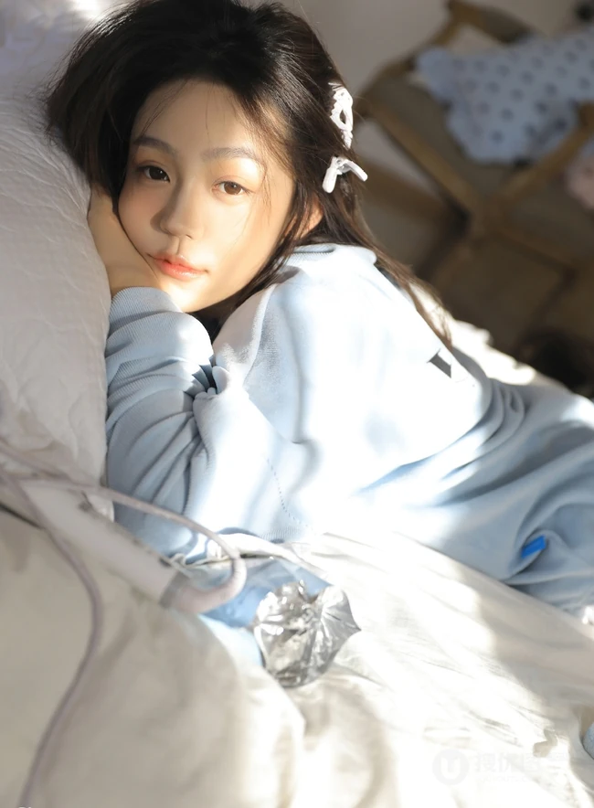 喜欢和适合的美好清纯女孩，白皙粉唇女生居家室内写真图集