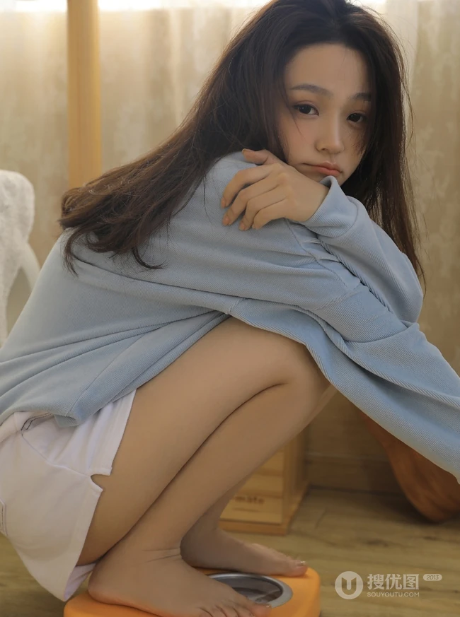 喜欢和适合的美好清纯女孩，白皙粉唇女生居家室内写真图集