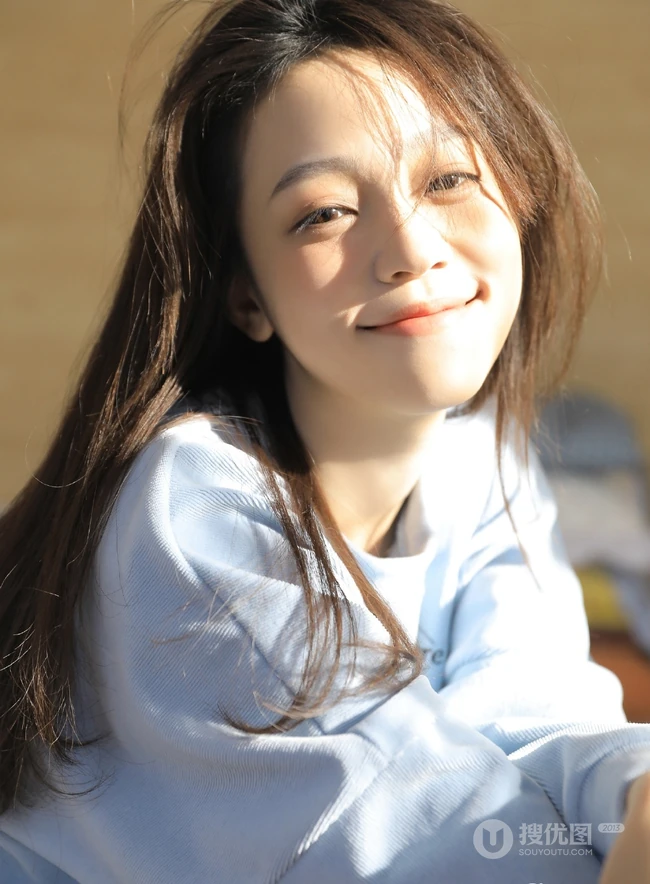 喜欢和适合的美好清纯女孩，白皙粉唇女生居家室内写真图集