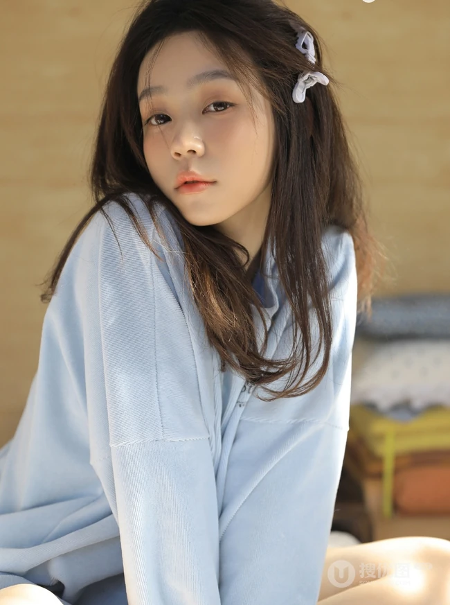喜欢和适合的美好清纯女孩，白皙粉唇女生居家室内写真图集