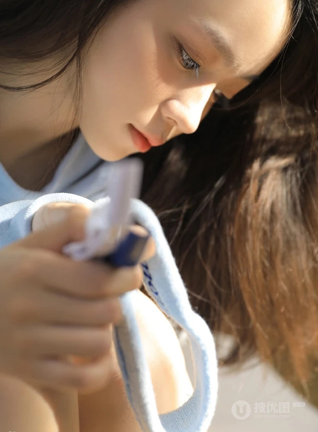 喜欢和适合的美好清纯女孩，白皙粉唇女生居家室内写真图集