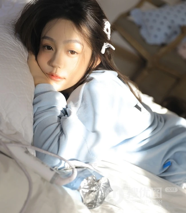 喜欢和适合的美好清纯女孩，白皙粉唇女生居家室内写真图集