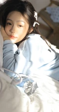 喜欢和适合的美好清纯女孩，白皙粉唇女生居家室内写真图集