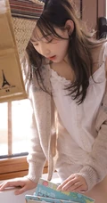 精致俏皮可爱少女室内阅读写真图片，白衣短裤清新靓丽而动人