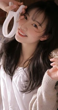精致俏皮可爱少女室内阅读写真图片，白衣短裤清新靓丽而动人