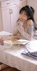 精致俏皮可爱少女室内阅读写真图片，白衣短裤清新靓丽而动人
