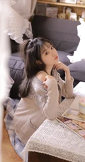 精致俏皮可爱少女室内阅读写真图片，白衣短裤清新靓丽而动人