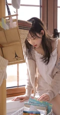 精致俏皮可爱少女室内阅读写真图片，白衣短裤清新靓丽而动人