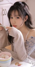 精致俏皮可爱少女室内阅读写真图片，白衣短裤清新靓丽而动人