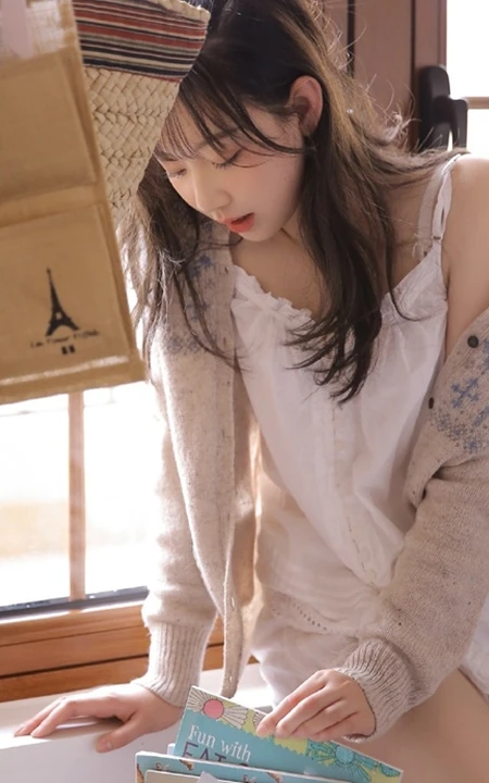 精致俏皮可爱少女室内阅读写真图片，白衣短裤清新靓丽而动人
