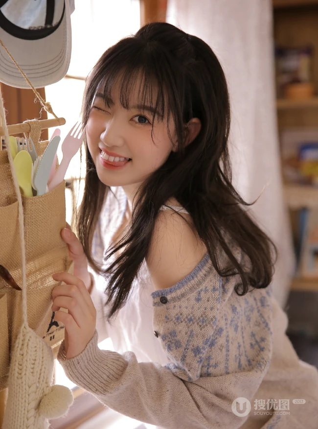 精致俏皮可爱少女室内阅读写真图片，白衣短裤清新靓丽而动人