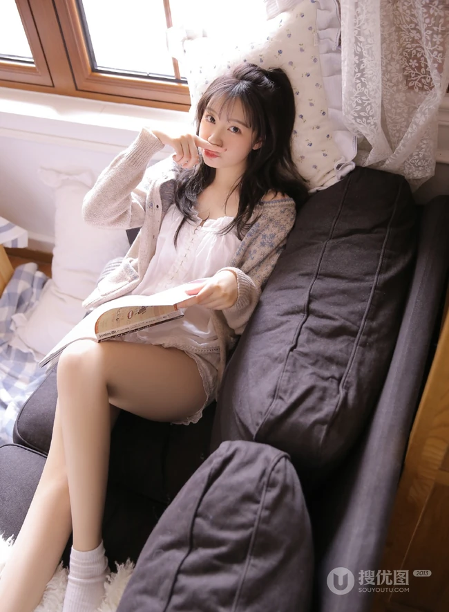 精致俏皮可爱少女室内阅读写真图片，白衣短裤清新靓丽而动人