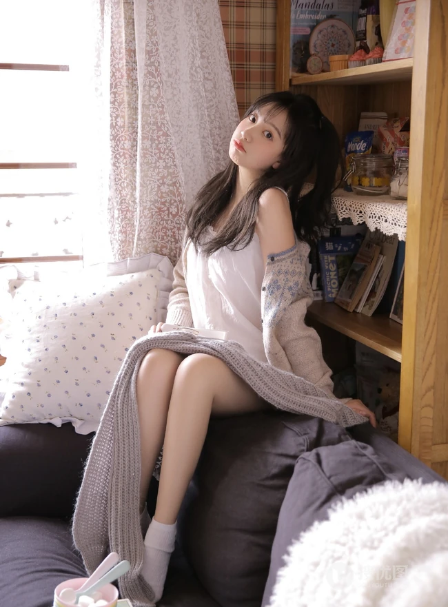 精致俏皮可爱少女室内阅读写真图片，白衣短裤清新靓丽而动人